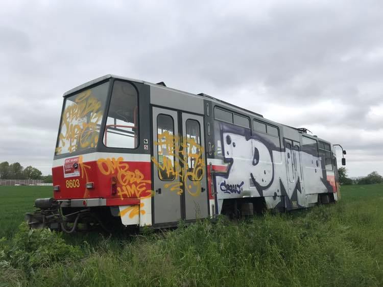 Tramvaj už stihli poničit sprejeři.