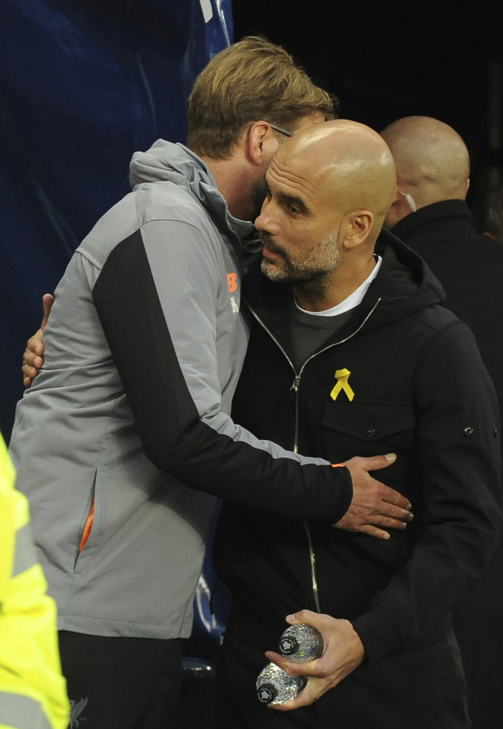 Pep Guardiola v obětí s Jurgenem Kloppem. 