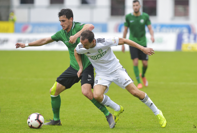 Utkání 2. kola nadstavby první fotbalové ligy, skupina o záchranu: 1. FK Příbram - MFK Karviná, 11. května 2019 v Příbrami. Zleva Ruslan Mingazov z Příbrami a Jan Moravec z Karviné.