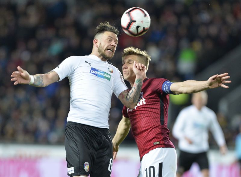 Plzeňský Erik Pačinda v hlavičkovém souboji s Bořkem Dočkalem ze Sparty. Plzeňský Erik Pačinda v hlavičkovém souboji s Bořkem Dočkalem ze Sparty.