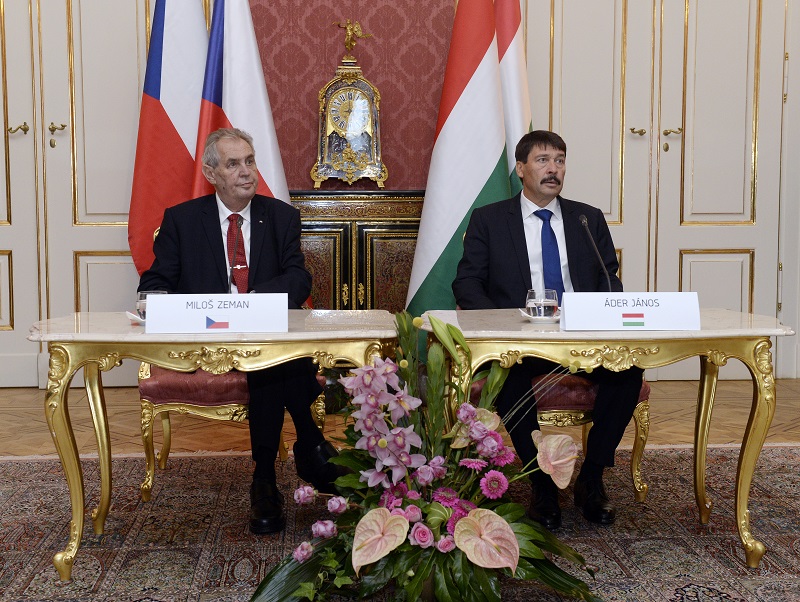 Miloš Zeman (vlevo) jednal s maďarským prezidentem Jánosem Áderem.