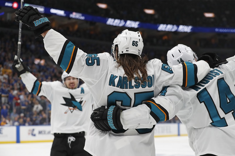 Erik Karlsson se raduje z vítězné branky San Jose. Erik Karlsson se raduje z vítězné branky San Jose.