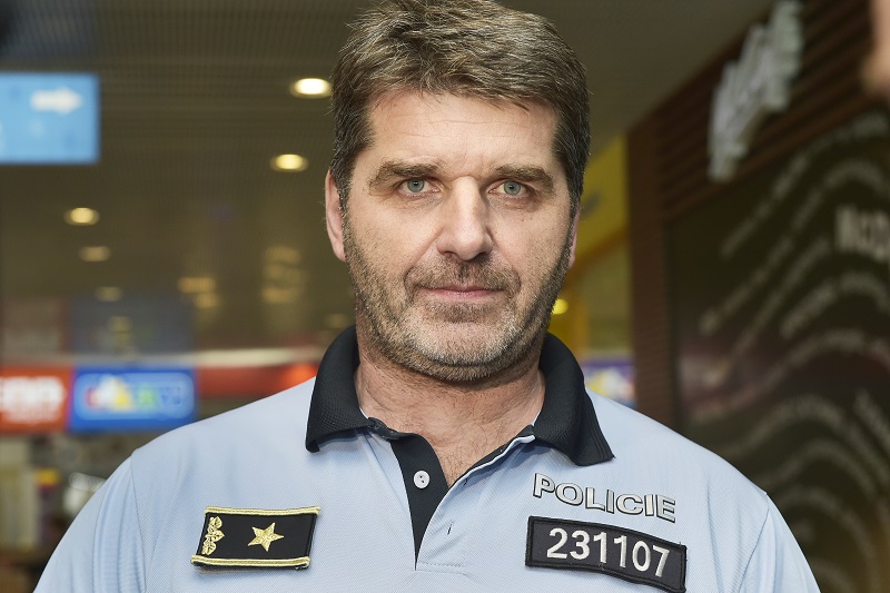 Policejní prezident Jan Švejdar připomněl, že jednání policisty ve prospěch politické strany je protizákonné.