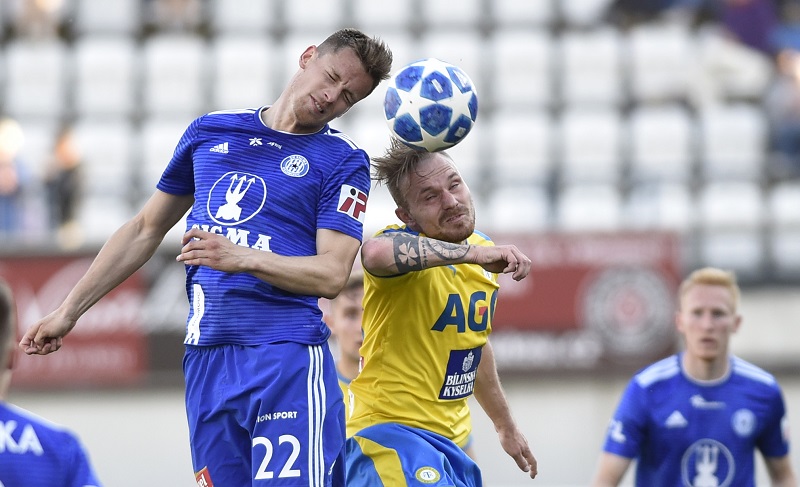 Lukáš Kalvach (v modrém) podepsal s Plzní tříletý kontrakt.