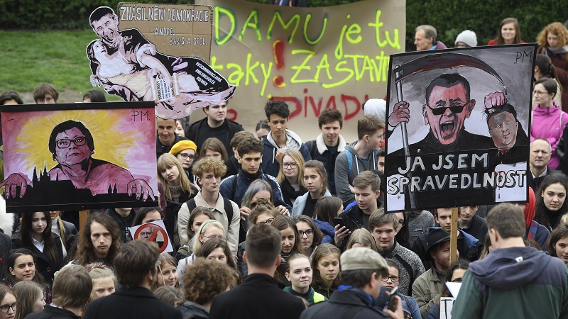 Zhruba dvě stovky studentů demonstrovaly před Rudolfinem.
