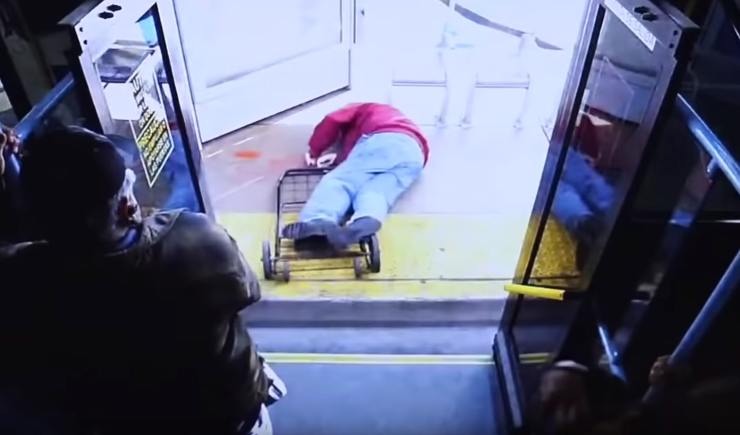 Mladá žena strčila do staršího muže, který vypadl z autobusu a později zemřel.