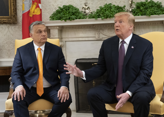 Maďarský premiér Viktor Orbán (vlevo) a americký prezident Donald Trump (vpravo).