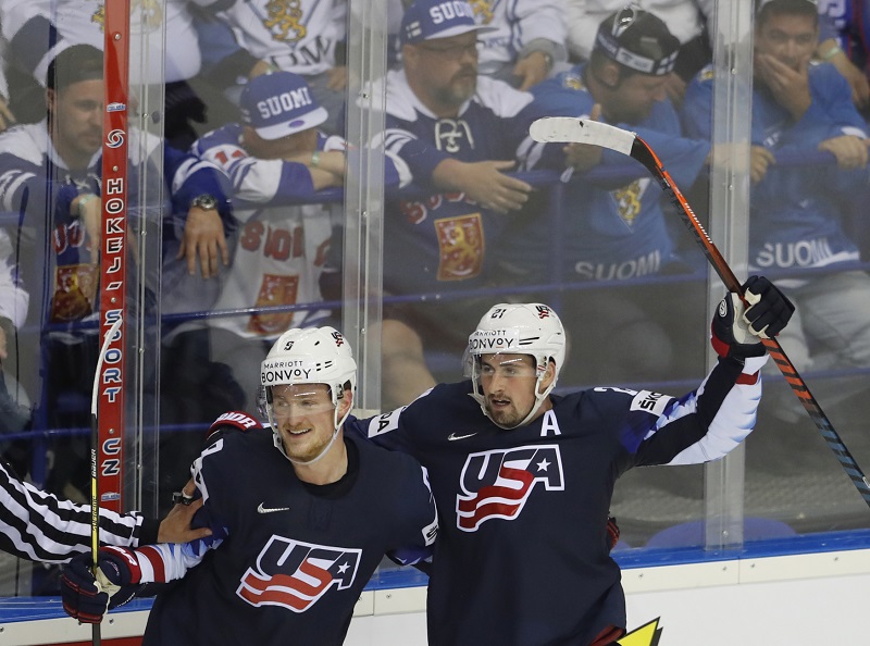 Jack Eichel si v Košicích na diskotéce hodně užil, stejný výkon předvedl poté i na ledě. Jack Eichel si v Košicích na diskotéce hodně užil, stejný výkon předvedl poté i na ledě.