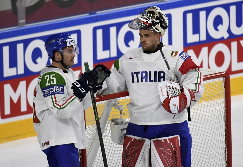 Italové se konečně dočkali gólu na MS, čekali na něj mezi elitou sedm zápasů. Italové se konečně dočkali gólu na MS, čekali na něj mezi elitou sedm zápasů.