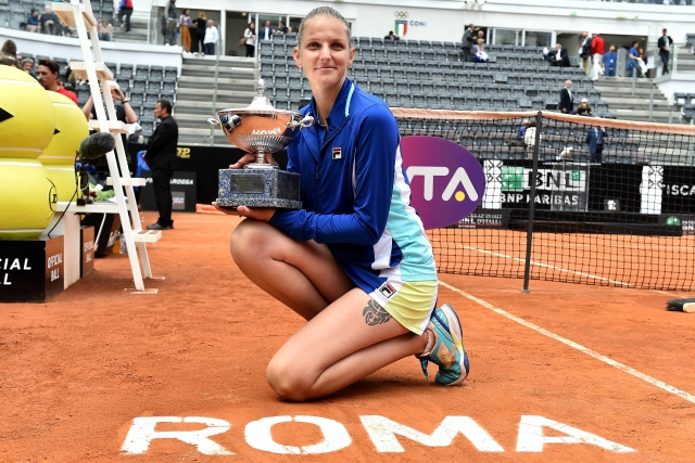 Karolína Plíšková pózuje s trofejí.