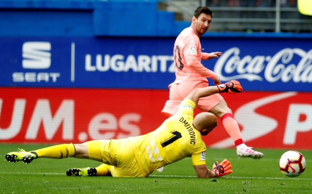 Lionel Messi (v růžovém) při jedné ze svých dvou branek.