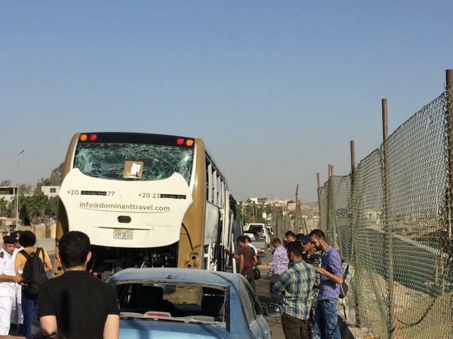 Autobus s turisty v Egyptě zasáhla exploze, 12 lidí bylo zraněno.