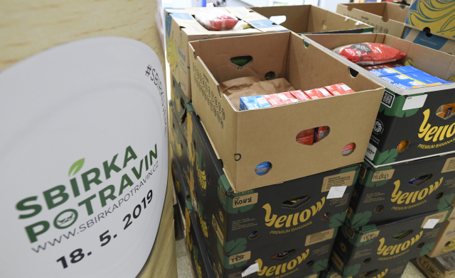 Češi v sobotu při potravinové sbírce darovali 235 tun zboží.