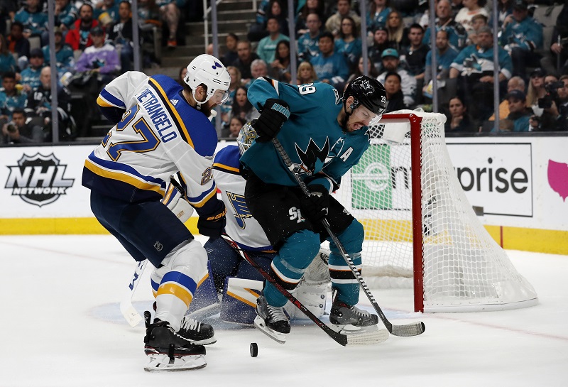 Alex Pietrangelo a Logan Couture svádí souboj o puk před brankou St. Louis. Alex Pietrangelo a Logan Couture svádí souboj o puk před brankou St. Louis.