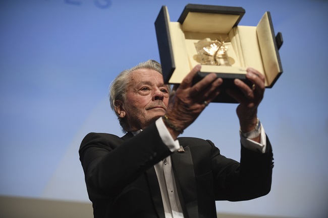 Delon převzal Zlatou palmu. Delon převzal Zlatou palmu.