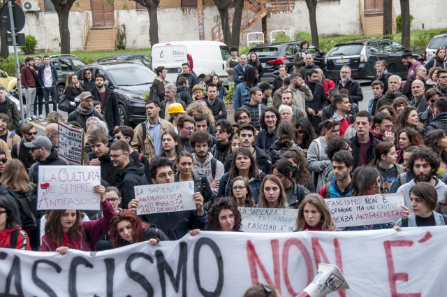Demonstrace studentů v Římě proti neofašistické straně Forza Nuova (ilustrační foto).
