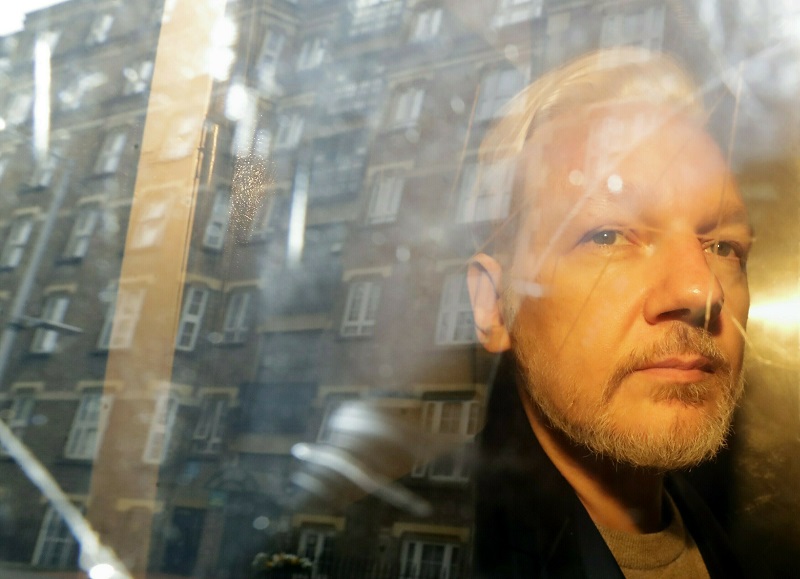 Julian Assange si odpykává trest ve Velké Británii.