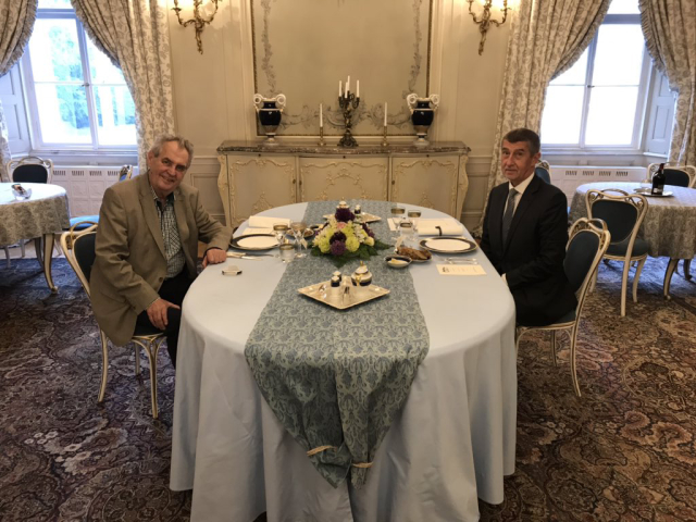Zleva prezident Miloš Zeman a premiér Andrej Babiš.