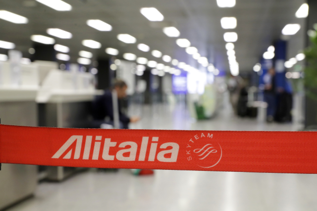 Zaměstnanci aerolinky Alitalia stávkují, byla zrušena půlka letů.