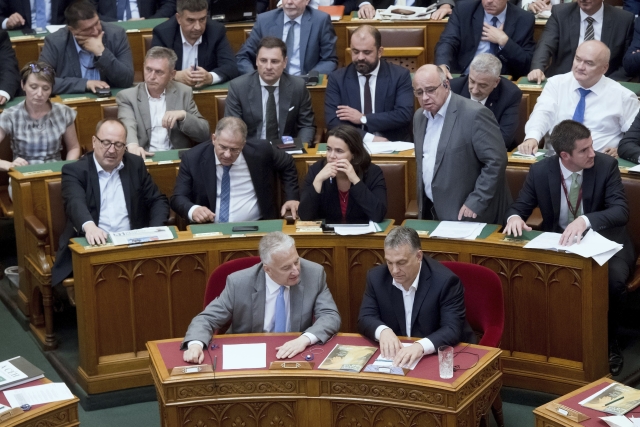 Ministerský předseda Viktor Orbán (vpravo) při diskutování migrace v budapešťském parlamentu.