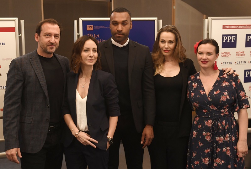 (Zleva) Martin Hofmann, Veronika Arichteva, Nari Blair-Mangat, Pavla Vitázková a Kristýna Leichtová.