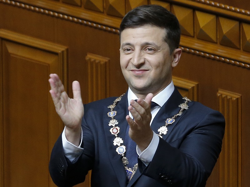 Nový ukrajinský prezident Volodymyr Zelenskyj se po nástupu do funkce činí.