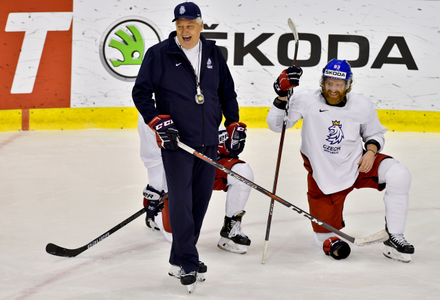 Zleva Miloš Říha a Jakub Voráček na tréninku hokejové repre. Zleva Miloš Říha a Jakub Voráček na tréninku hokejové repre.
