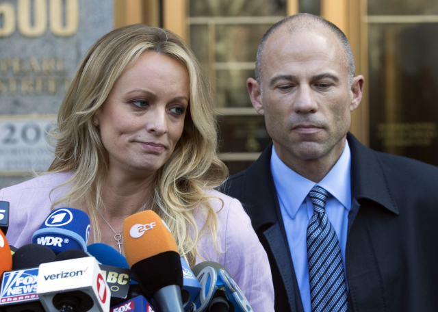 Stormy Daniels se svým bývalým právníkem Michaelem Avenattim.