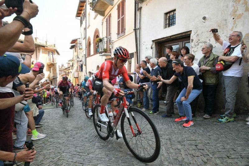 Conti přišel na Giru o růžový trikot, vede Slovinec Polanc