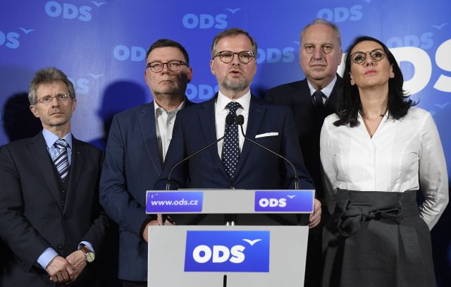 Na obrázku jsou členové ODS. Zleva Miloš Vystrčil, Zbyněk Stanjura, Petr Fiala, Evžen Tošenovský a Alexandra Udženija.