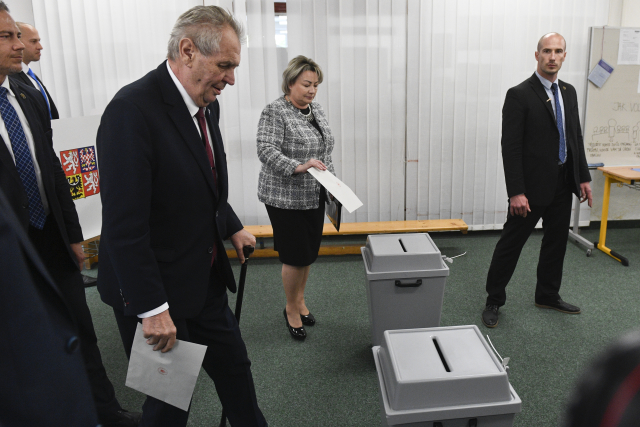 Prezident Miloš Zeman s manželkou Ivanou odevzdali 24. května 2019 své volební lístky ve volbách do Evropského parlamentu ve volebním středisku v Základní škole Brdičkova v Praze-Lužinách.