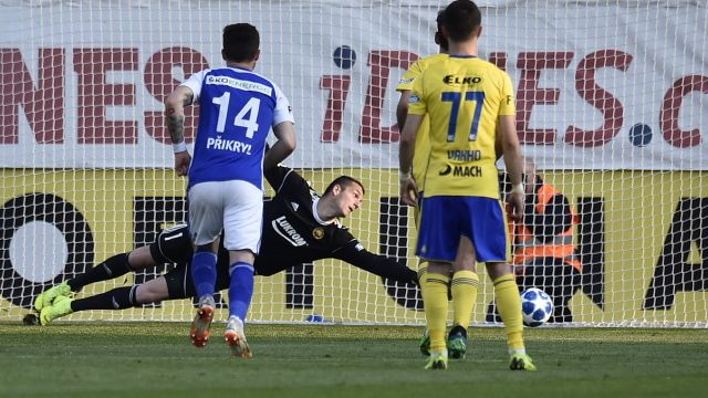 Matěj Rakovan v brance Zlína je na penaltu krátký.