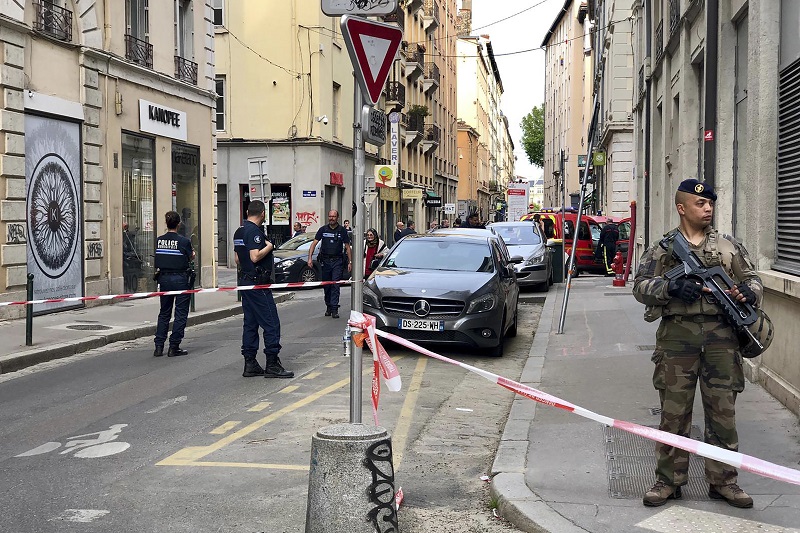 Policisté místo uzavřeli a pátrají po zhruba třicetiletém muži.