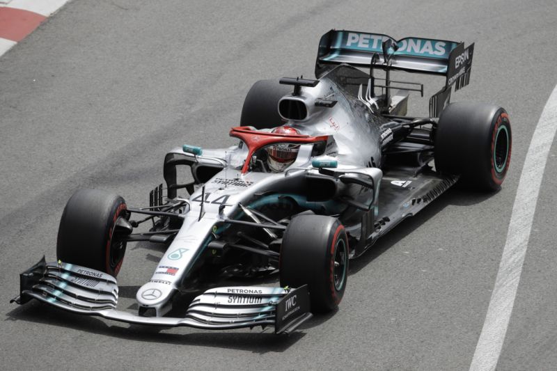 Pilot formule 1 Lewis Hamilton ve svém voze Mercedes.