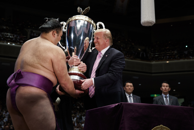 Americký prezident Donald Trump na zápase sumo.