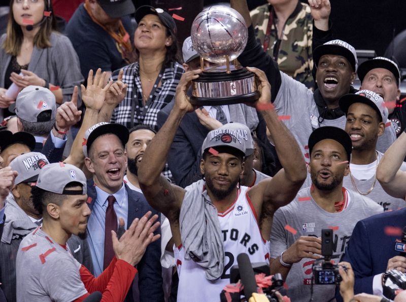Basketbalisté Toronta s trofejí pro vítěze Východní konference.
