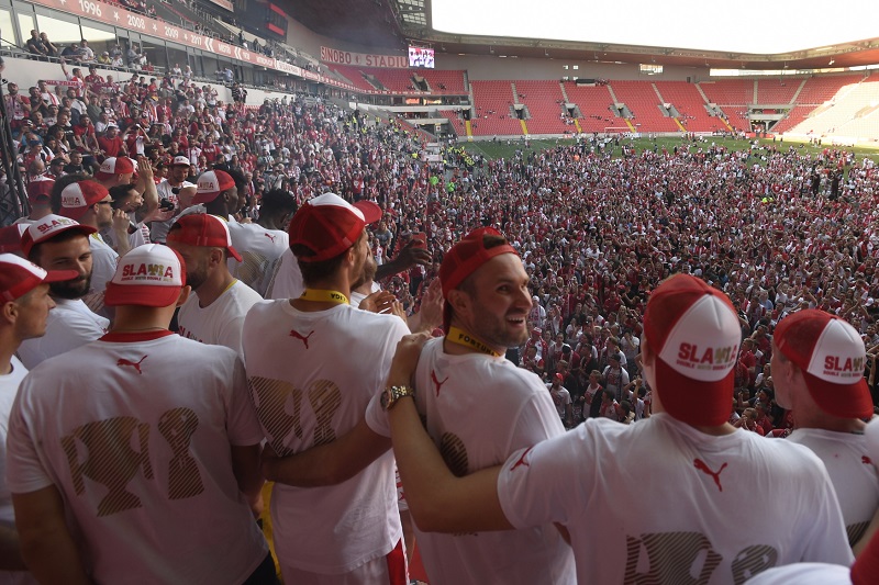 Fotbalisté Slavie slaví s fanoušky mistrovský titul. 