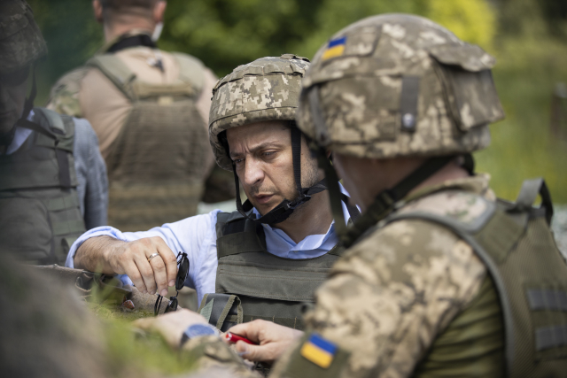 Ukrajinský prezident Volodymyr Zelenskyj na frontě.