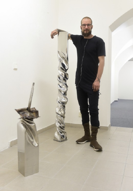 Sochař Jan Dostál u svého díla v Galerii Olomouce.