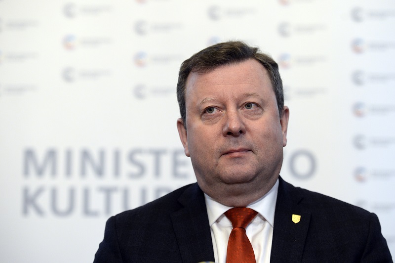 Antonín Staněk by ze své funkce ministra kultury neměl odcházet.
