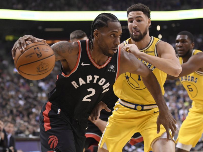Kawhi Leonard z Toronta (vlevo) v souboji s Klayem Thompsonem z Golden State.