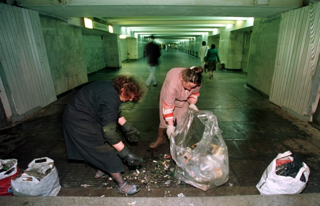 Dvě ženy sbírají odpadky v minském metru na místě, kde bylo v neděli večer v panice ušlapáno a umačkáno nejméně 53 lidí.