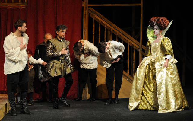 Zleva Lukáš Kofroň v roli Williama Shakespearea, Marcel Rošetzký v roli Lorda Wessexe a Veronika Týcová jako Královna Alžběta na druhé hlavní zkoušce inscenace Zamilovaný Shakespeare.
