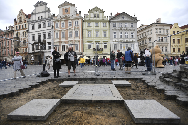 Tým akademického sochaře Petra Váni odkryl 29. května 2019 na Staroměstském náměstí v Praze dlažební kostky v místě, kde stál mariánský sloup, a zahájil tím jeho obnovu.