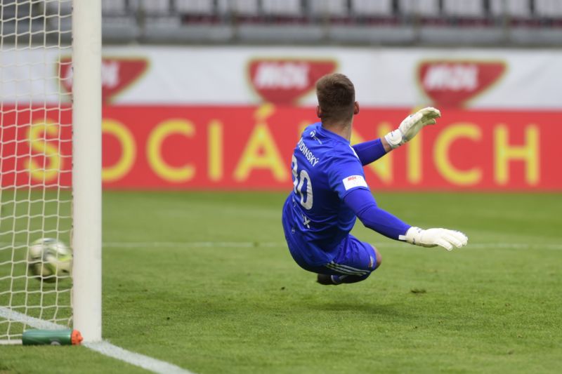 Gól z penalty inkasuje brankář Baníku Viktor Budinský, střelcem byl Tomáš Souček.