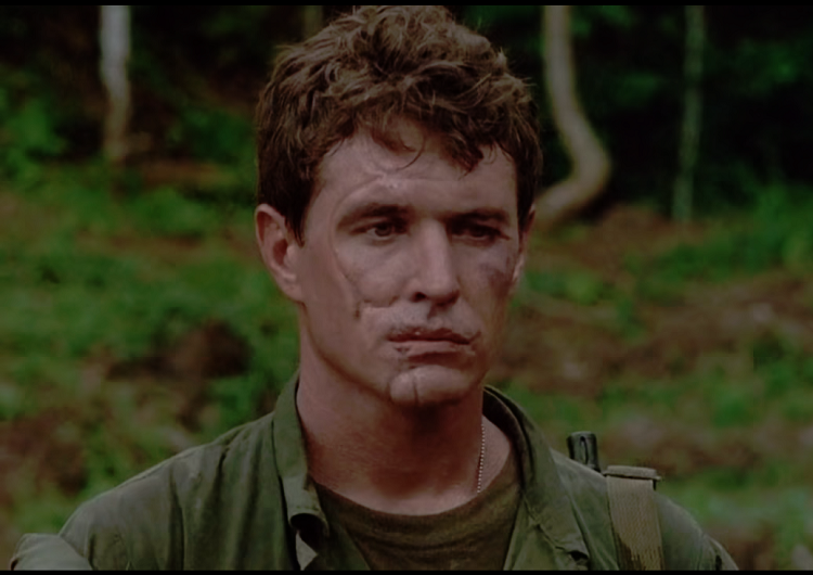 Tom Berenger v roli seržanta Barnese.