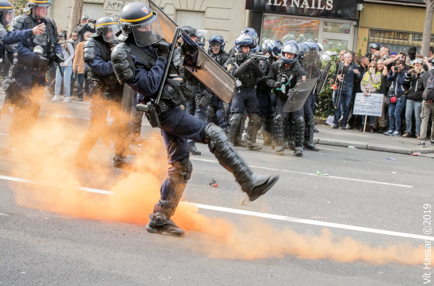 Momentka z protestů "žlutých vest" ve Francii. 