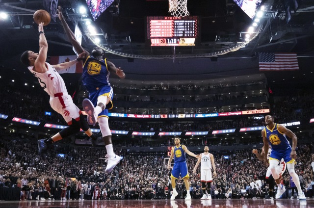 Basketbalisté Toronta porazili obhájce titulu.