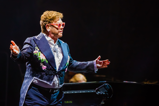 Anglický zpěvák Elton John.