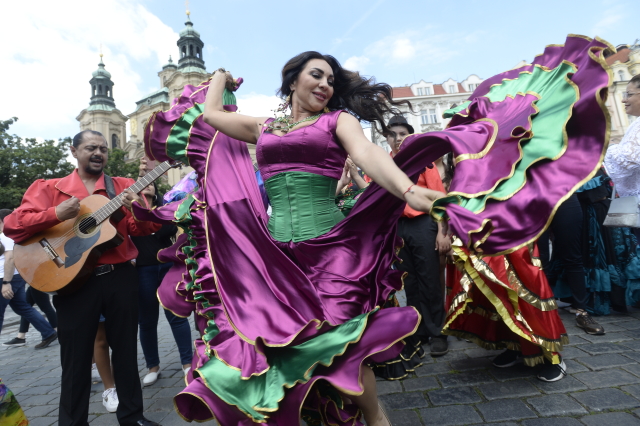 Průvod účinkujících 21. ročníku světového romského festivalu Khamoro 31. května 2019 na Staroměstské náměstí v Praze.